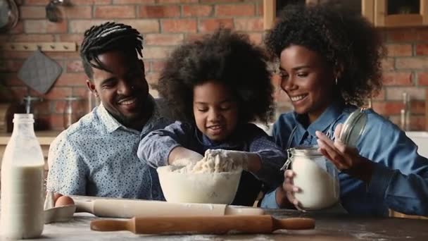 Familia afroamericana feliz cocinando juntos en la cocina. — Vídeos de Stock