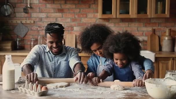 Leende multiracial familj par med barn njuter av bakning på helgen. — Stockvideo