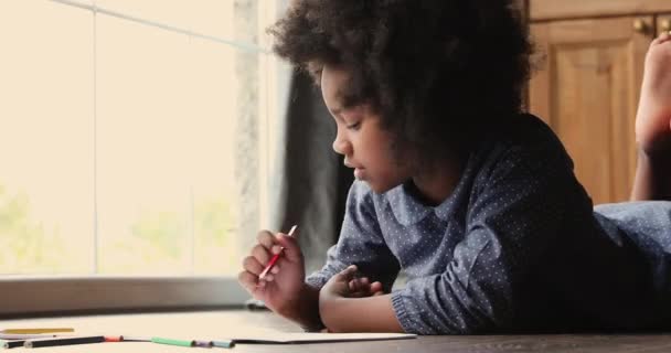 Africano etnicità felice bambino ragazza disegno in album di carta. — Video Stock