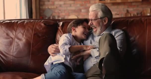 Feliz anciano cosquillas riendo pequeño nieto. — Vídeo de stock