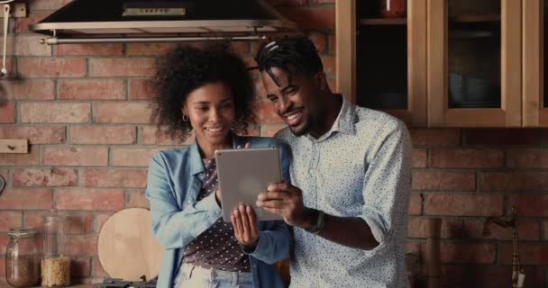 Ung blandras afrikansk familj par med hjälp av digital dator tablett. — Stockvideo