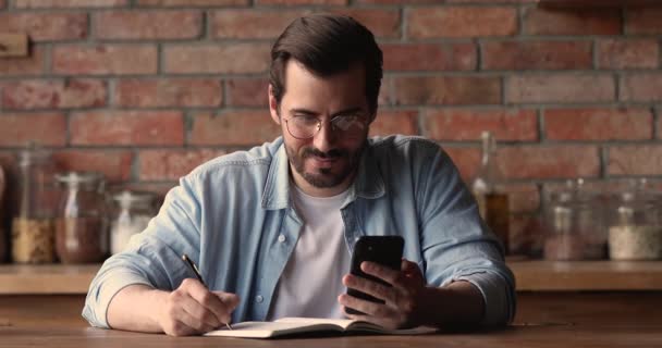 Gerichte jongeman met smartphone, online informatie zoeken. — Stockvideo