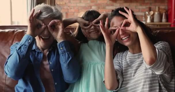 Três gen família brincando se divertindo sentar juntos no sofá — Vídeo de Stock
