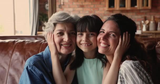 Портрет трех поколений женщин, улыбающихся в камеру — стоковое видео