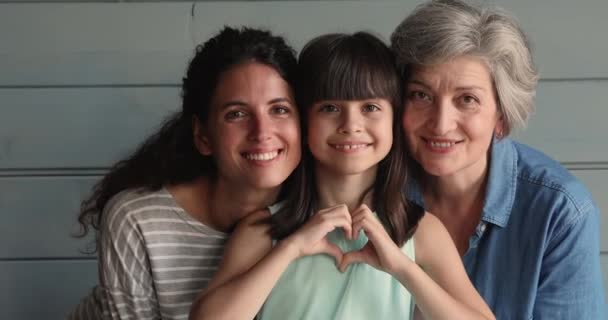 Amar três gerações de mulheres posando em estúdio — Vídeo de Stock