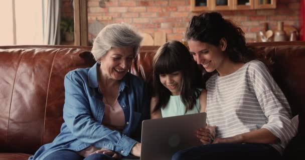 Büyükanne, yetişkin kız, küçük torun tablet kullanarak birlikte vakit geçiriyor. — Stok video