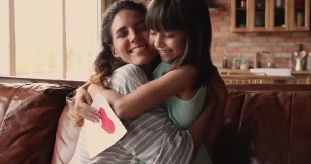 Любляча дочка готує листівку, вітає маму з днем матері. — стокове відео