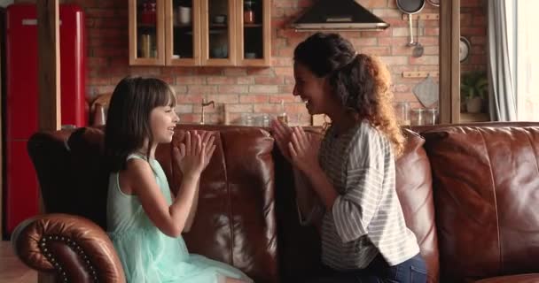 Mãe se divertindo jogando pat-a-cake jogo com a filha — Vídeo de Stock