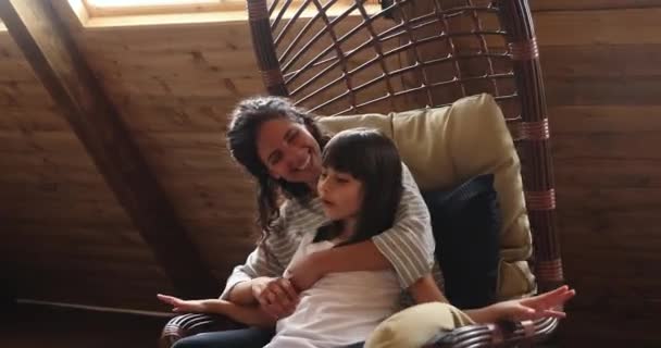 Γυναίκα μικρή κόρη της χαλαρώνει στην αιώρα lounge καρέκλα — Αρχείο Βίντεο