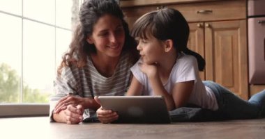 Kadın hafta sonunu sevimli kızıyla tablet kullanarak geçiriyor.