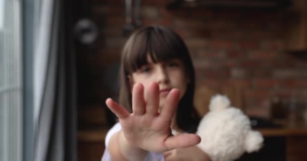 Kleines Mädchen streckt Handfläche vor Kamera aus und macht Stop-Geste — Stockvideo