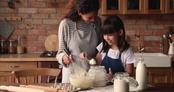 Mãe e filha bonito cozinhar juntos fazendo massa para bolo — Vídeo de Stock