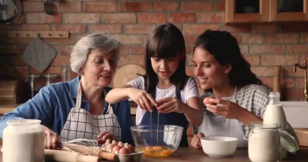 Tres generaciones de mujeres cocinando juntas en la acogedora cocina — Vídeos de Stock