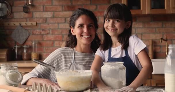 Madre e hija juegan con harina mientras preparan la masa — Vídeo de stock