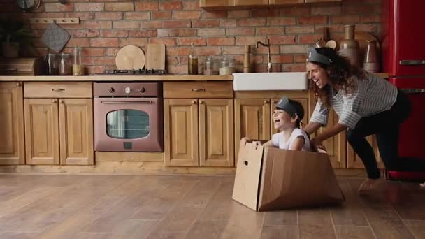 Mutter und Tochter spielen Spiel in gemütlicher warmer Küche — Stockvideo