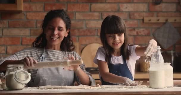 Mãe e filha preparam massa de farinha para doces — Vídeo de Stock