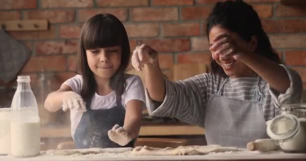 Mãe e pequena filha amassar massa cozinhar juntos em casa — Vídeo de Stock