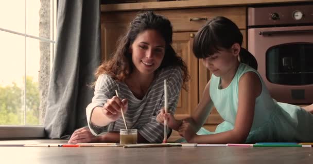 Mãe deitada no chão pintura aquarela fotos com a pequena filha — Vídeo de Stock