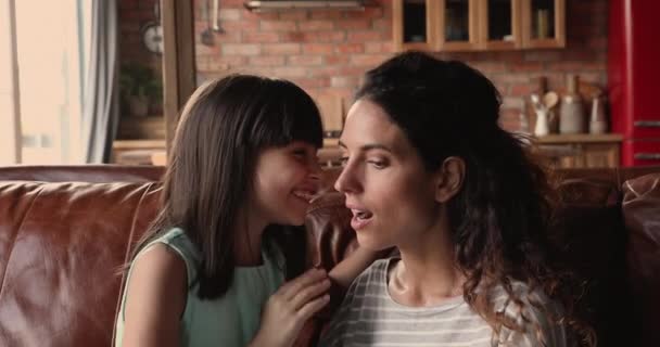 Adorável mãe e filha compartilhando segredos sentados no sofá — Vídeo de Stock