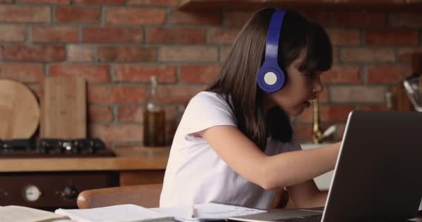 Menina estudando linguagem on-line usando aplicativo de chamada de vídeo no laptop — Vídeo de Stock