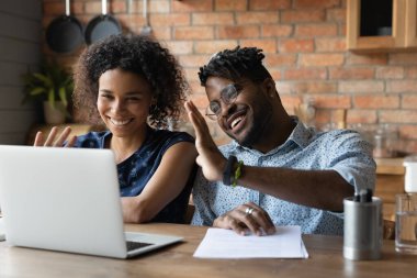 Mutlu Afro-Amerikan çifti birlikte video görüşmesi yapıyor.