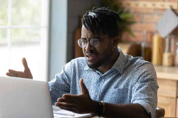 Close up arrabbiato uomo afroamericano che ha problemi con il computer portatile — Foto Stock