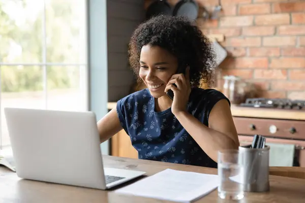 Close up gelukkig Afro-Amerikaanse vrouw het maken van telefoongesprek — Stockfoto