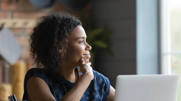 Close-up profiel tevreden Afro-Amerikaanse vrouw verloren in gedachten — Stockfoto