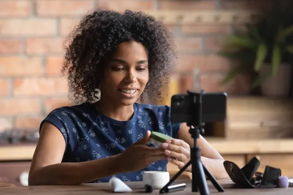 Close-up lachende Afro-Amerikaanse vrouw schieten video op smartphone — Stockfoto