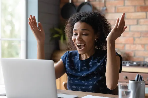Aşırı neşeli Afro-Amerikan kadın dizüstü bilgisayar ekranına bakıyor. — Stok fotoğraf