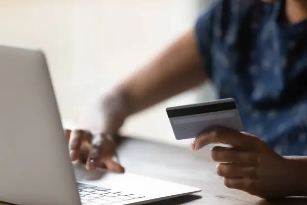 Nahaufnahme einer Afroamerikanerin beim Einkaufen, die mit Kreditkarte bezahlt — Stockfoto