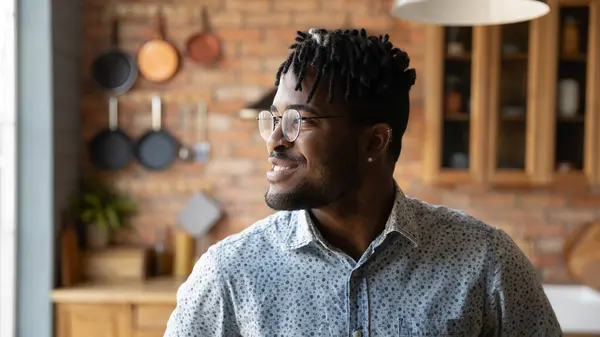Närbild leende afroamerikan man bär glasögon drömmer — Stockfoto
