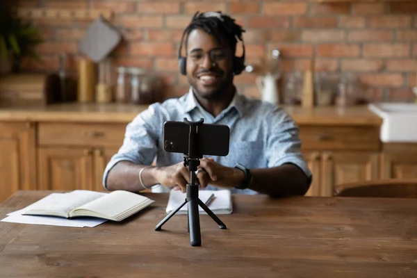 Close-up lachende Afro-Amerikaanse man opnemen van video op smartphone — Stockfoto