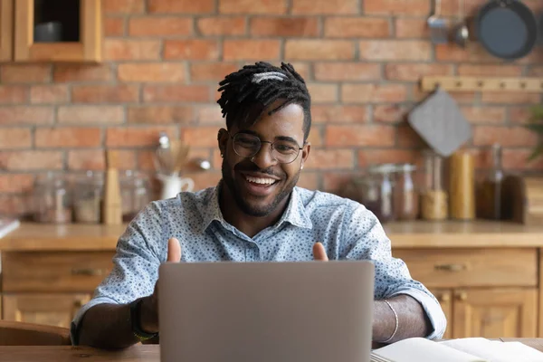 用笔记本电脑，视频通话，近距离观察微笑的非裔美国人 — 图库照片