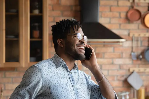 Huvudet sköt överlycklig afroamerikansk man talar i telefon — Stockfoto