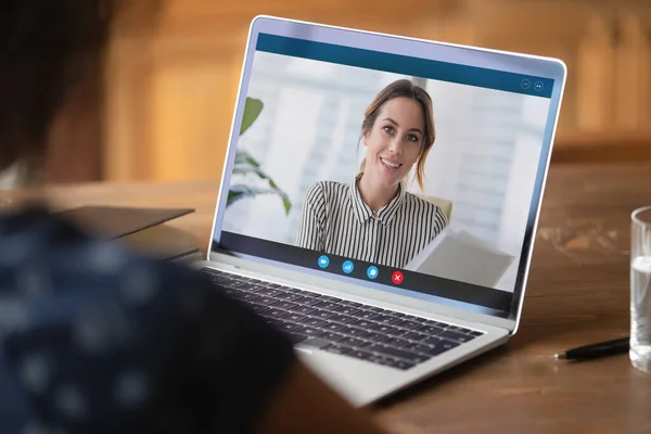 Close-up zakenvrouw het maken van video call, bespreken project met collega — Stockfoto