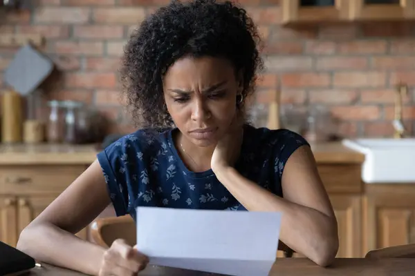 De cerca infeliz mujer afroamericana leyendo carta, malas noticias —  Fotos de Stock