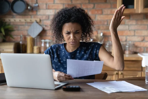 关闭不快乐的非洲裔美国妇女计算账单，财务问题 — 图库照片