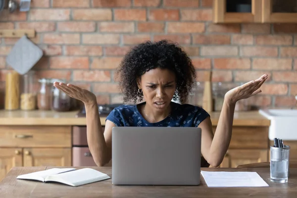 Primer plano infeliz irritado mujer afroamericana utilizando el ordenador portátil — Foto de Stock