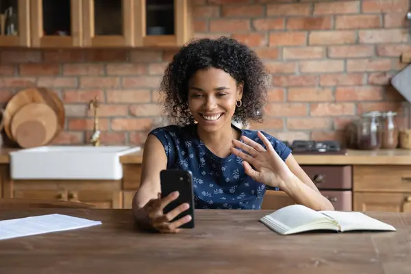 Gros plan femme afro-américaine souriante faire un appel vidéo — Photo