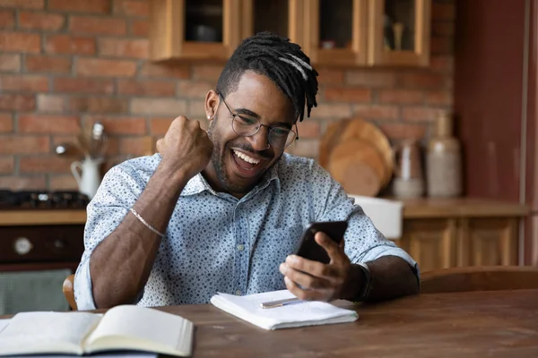 Närbild överlycklig afroamerikansk man läser goda nyheter — Stockfoto