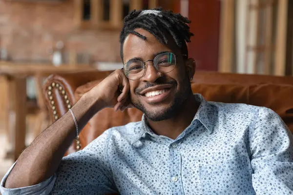 Huvudskott porträtt leende afroamerikansk man bär glasögon — Stockfoto