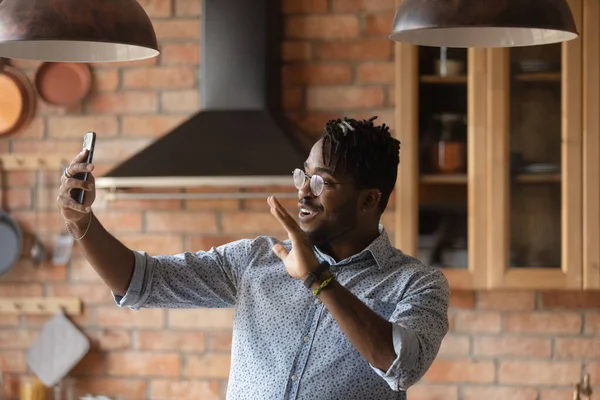 Närbild överlycklig afroamerikansk man håller telefon, spela in video — Stockfoto