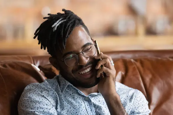 Närbild leende afroamerikansk man talar i telefon — Stockfoto