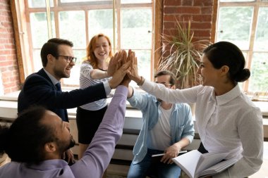 Toplantıda takım oluşturma faaliyetlerine katılan heyecanlı çok ırklı meslektaşlar