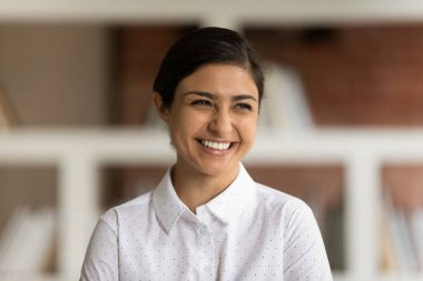 Gülümseyen Hintli kadın uzaktaki gözünün önüne geliyor.