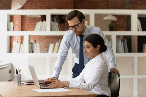 Colegas multiétnicos cooperam no trabalho em conjunto no computador — Fotografia de Stock