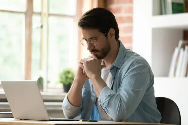 Pensivo trabalho masculino empregado no laptop no escritório pensando — Fotografia de Stock