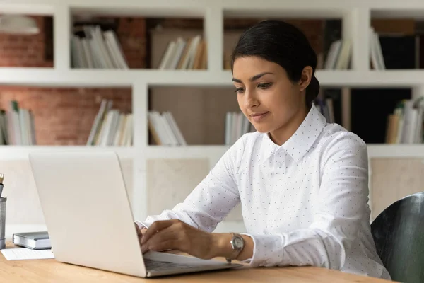 Giovane dipendente donna indiana lavora sul computer portatile — Foto Stock