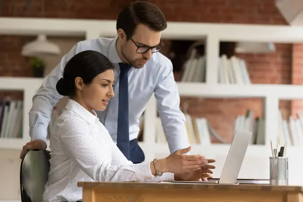 I colleghi multietnici diversi lavorano su computer in ufficio — Foto Stock